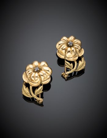 Doppia broche a guisa di fiori in oro giallo e pietre azzurre, g.12,60 lungh....