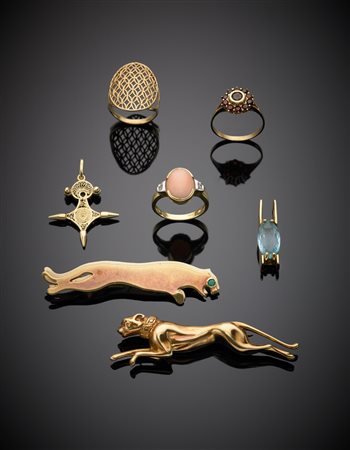 Lotto in oro giallo composto da due spille a guisa di ghepardo una con gemma...