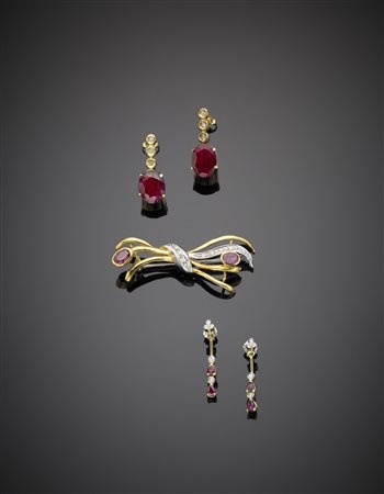 Lotto composto da due paia di orecchini e una spilla in oro giallo e bianco,...