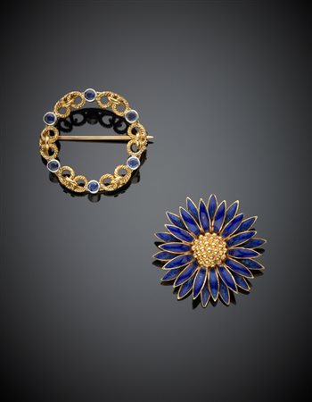 Due spille in oro giallo e bianco una con zaffiri rotondi e l'altra con...