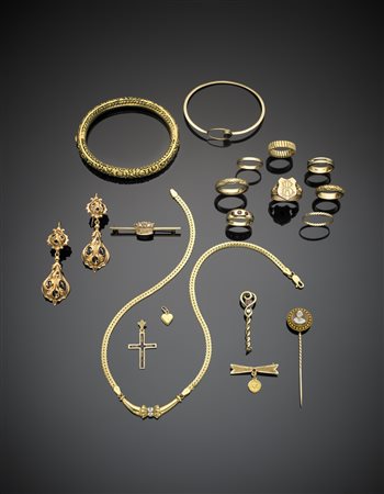 Lotto composto da: otto anelli, una collana, due bracciali rigidi,tre spille,...