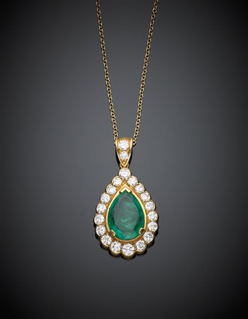 Pendente in oro giallo con smeraldo a goccia ct. 5,20 circa, contornato da...