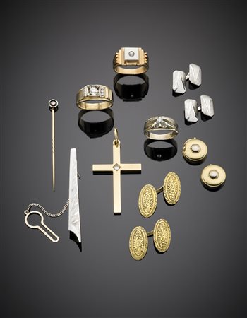 Lotto composto da tre anelli, due paia di gemelli, due copribottoni, una...