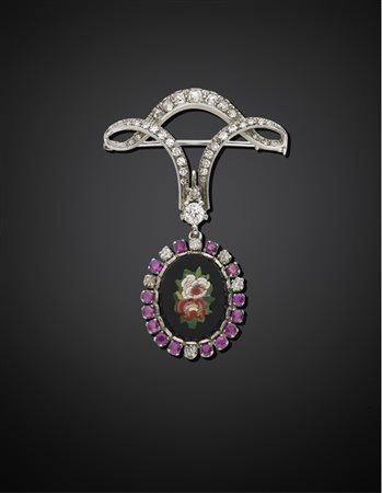 Spilla in oro bianco, pendente estraibile con diamanti rotondi ed irregolari...