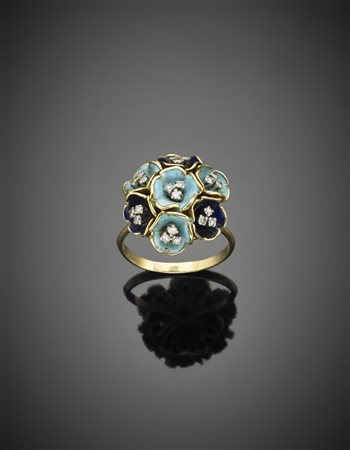 Anello in oro giallo e bianco a guisa di fiori con smalti azzurri, blu e...
