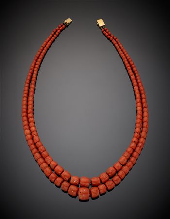 Collana a due fili di barilotti di corallo sfaccettato rosso da mm 3,5 circa...
