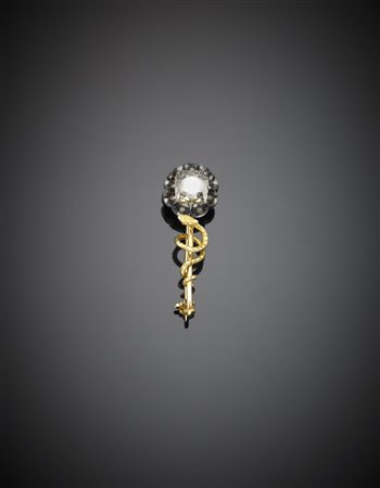 Spilla in oro giallo e argento raffigurante un serpente con incastonato un...