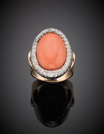 Anello in oro giallo e bianco con pavè di diamanti a contornare un ovale...