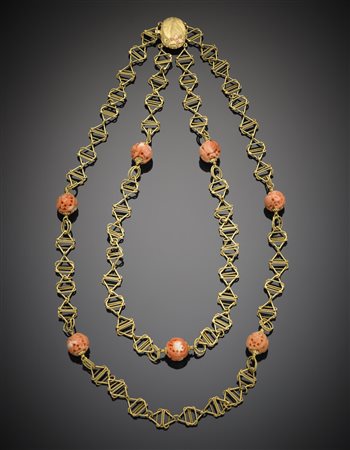 Collier a due giri in oro giallo lavorato distanziato da boules scolpite in...