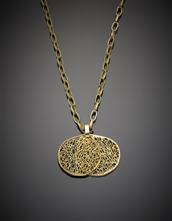 Lunga collana in oro battuto e pendente lievemente a goccia con scolpita...