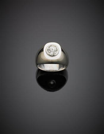 Anello in oro bianco a fascia con diamante solitario ct.1,20 circa g.13,50...