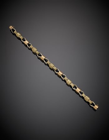 Bracciale in oro giallo, bianco e rosso, liscio e intrecciato, g. 58.60,...