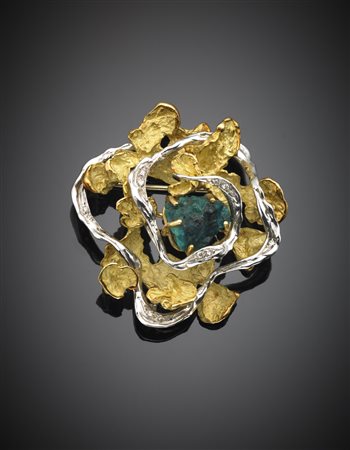 Spilla in oro giallo e bianco con piccoli diamanti e uno smeraldo grezzo g....