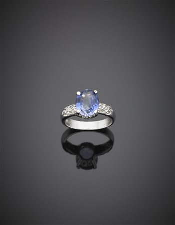 Anello in oro bianco con zaffiro ovale di ct.4,90 circa e diamanti, g.6,60...