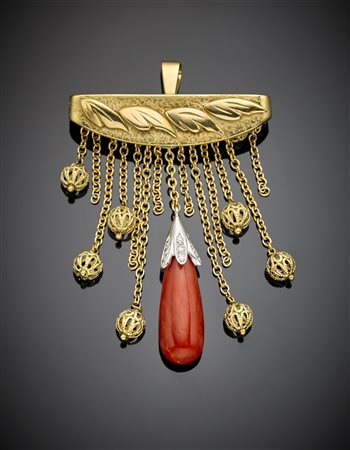 Pendente/spilla in oro giallo lucido e satinato con al centro del pendente un...