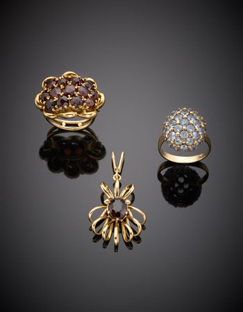 Lotto composto da anello e ciondolo in oro giallo/rossastro con granati ed...