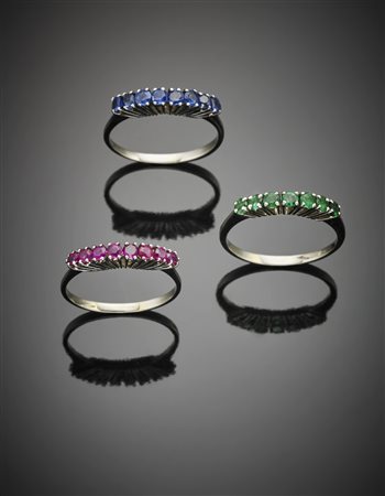 Tre fedine in oro bianco una con smeraldi, una con rubini ed una con zaffiri...