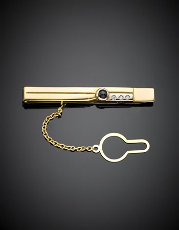 Fermacravatte in oro giallo e bianco, diamanti e cabochon in onice rotondo g....