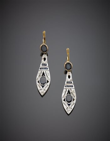 Orecchini pendenti in oro bianco e giallo con zaffiri ovali e carrè rifiniti...