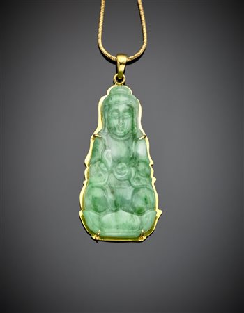 Pendente in giadeite scolpita e legata in oro giallo come la catenina g.15,90...