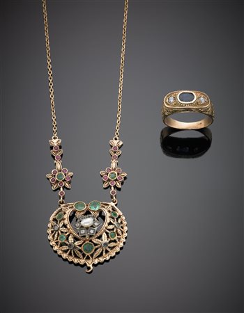 Lotto composto da una catenella con centrale e un anello, tutto in oro rosso...