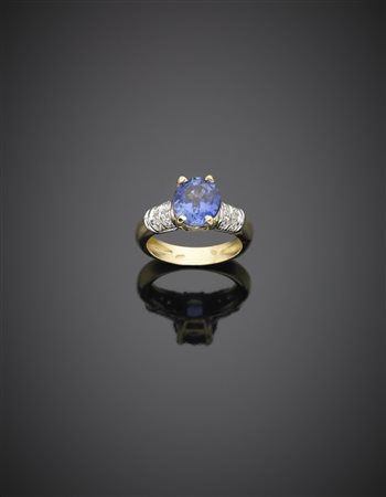Anello in oro bianco e giallo, con zaffiro ovale di ct.3,45 circa e diamanti,...