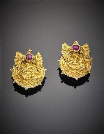 Orecchini "indiani" a lobo in oro giallo con rubini rotondi cabochon, g.15,40...