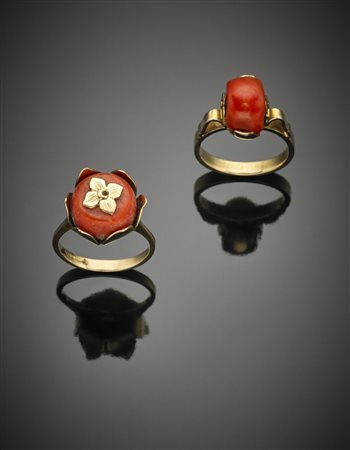 Lotto composto da due anelli in oro giallo e corallo arancione, uno a fiore...