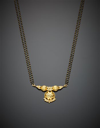 Collana in oro giallo con piccole boules nere e diamanti nel centrale g.10,00...