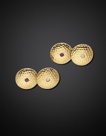 Gemelli in oro giallo con al centro un rubino rotondo, g.12,40 Ruby and gold...