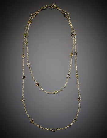 Lunga collana in oro giallo alternata da quarzi, granati e peridoti ovali...