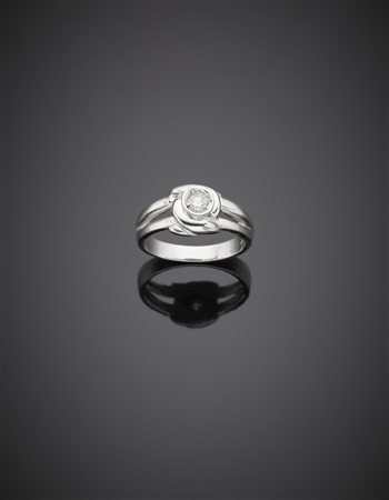 Anello in oro bianco con diamante solitario, g.6,30 misura 16/56 White gold...