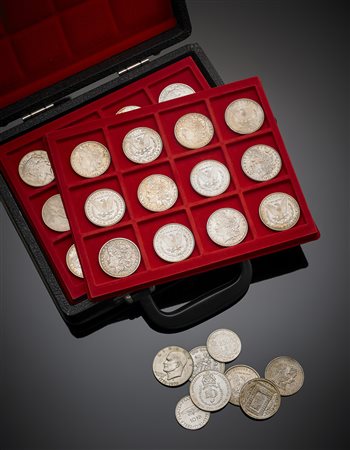 Lotto composto da un piccolo raccoglitore ad anelli con alcune monete in...