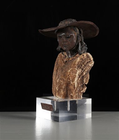 SANZENI LINO Donna con cappello. ferro e pietra. Cm 15,00 x 21,00 x 10,00....