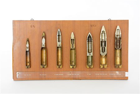 Pannello d'arsenale con sette calibri smontati per istruzioni