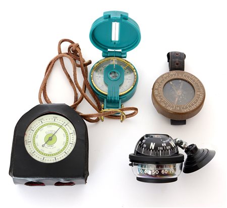 Lotto composto da un altimetro-barometro con bussola, una bussola a...
