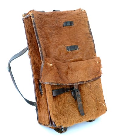 Zaino in cuoio ricoperto di cavallino e interno in iuta. Esercito svizzero, I...