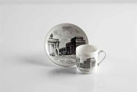 PIERO FORNASETTI Milano 1913 – 1988 TAZZINA DA CAFFÉ CON PIATTINO IN...