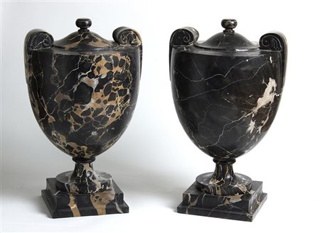 SCULTORE DEL XX SECOLO Coppia di vasi, Anni ‘30/’40 Marmo portoro, h 51 cm
