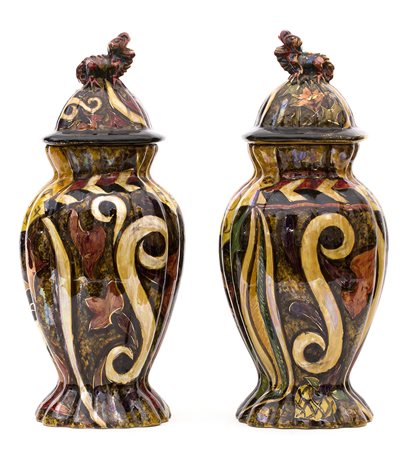 ZULIMO ARETINI Coppia di potiches con Cane di Pho Ceramica policroma, h 46 cm...