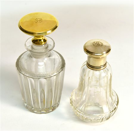 Lotto di due bottiglie in vetro ialino molato e inciso con tappo in argento...