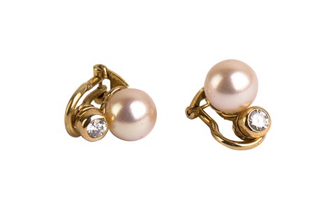 Orecchini con perle e due brillanti. Perle mm 8,5 oro 18 kti Brillanti cti...