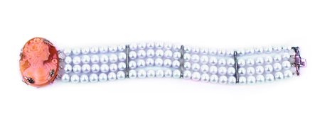 Bracciale con cammeo e perle .