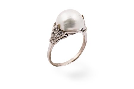 Anello con perla mabé e 3 foglie di lato. Oro 18 Kti diamanti cti 0.10 Peso...