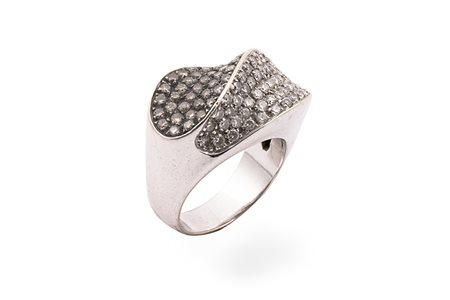 Anello con diamanti bianchi e fancy (cognac).Oro 18 Kti Diamanti cti 2.40...