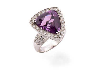 Anello con ametista triangolare e diamanti .Oro 18 Kti ametista cti 15 c.ca...