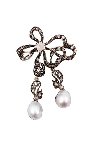 Spilla con diamanti rosa e due perle. gr. 14,50