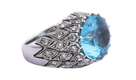 Anello con acquamarina cti. 16,44 e brillanti. Brillanti cti. 0,50 c.ca Oro...