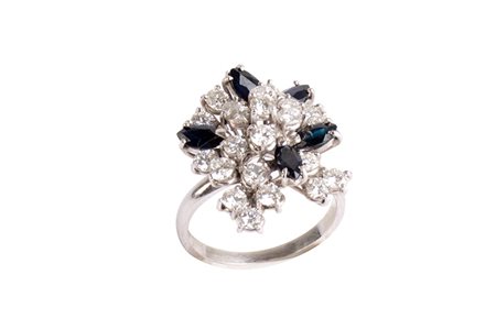Anello con brillanti e zaffiri. Oro bianco 18 Kti con 5 zaffiri tagliati a...