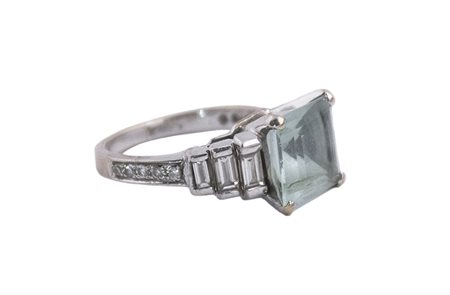 Anello con acquamarina e 6 baguettes. Montatura oro bianco 18 kti. Misura 9